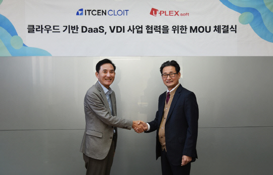 김진규(왼쪽) 클로잇 부사장과 김병섭 유플렉스소프트 대표가 MOU 체결 후 기념촬영하고 있다. 클로잇 제공